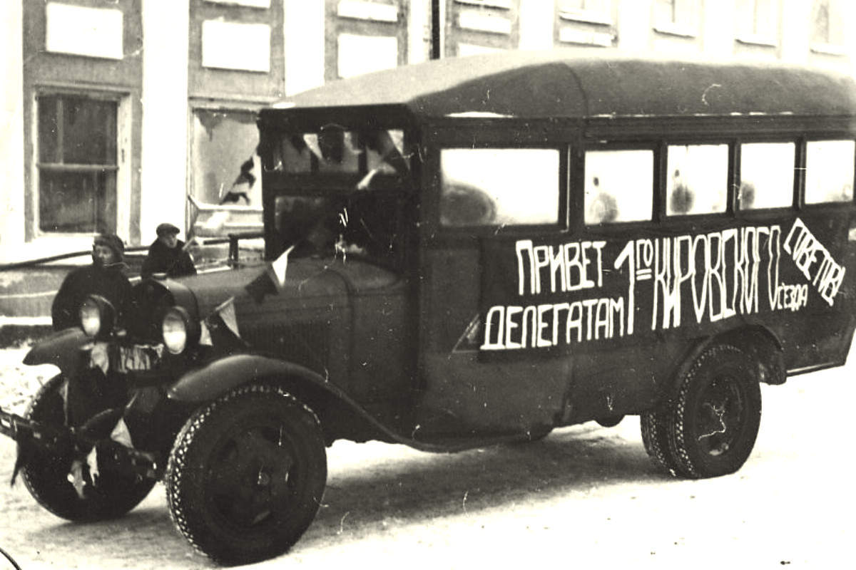 Пятьдесят первый автобус. Вятка Омнибус 1909 года. Первый автобус. Автобус 1910 года. Первые первые автобусы.